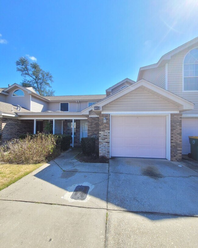 property at 907 Piedmont Pl