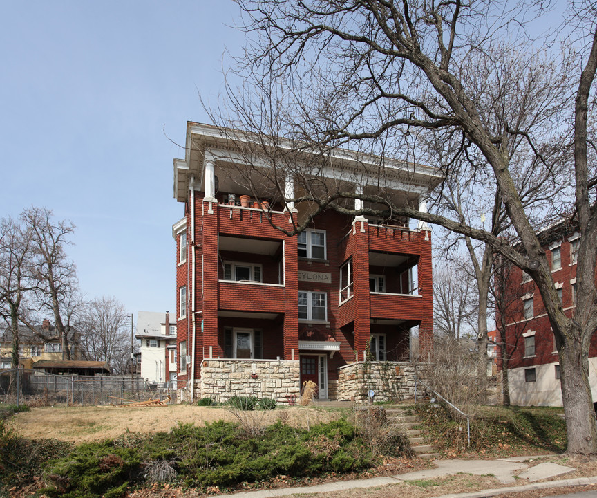 4200-4202 Harrison St in Kansas City, MO - Building Photo