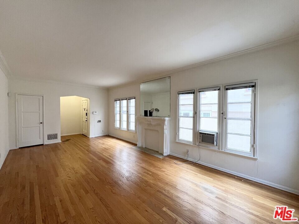 233 S Gale Dr in Beverly Hills, CA - Building Photo