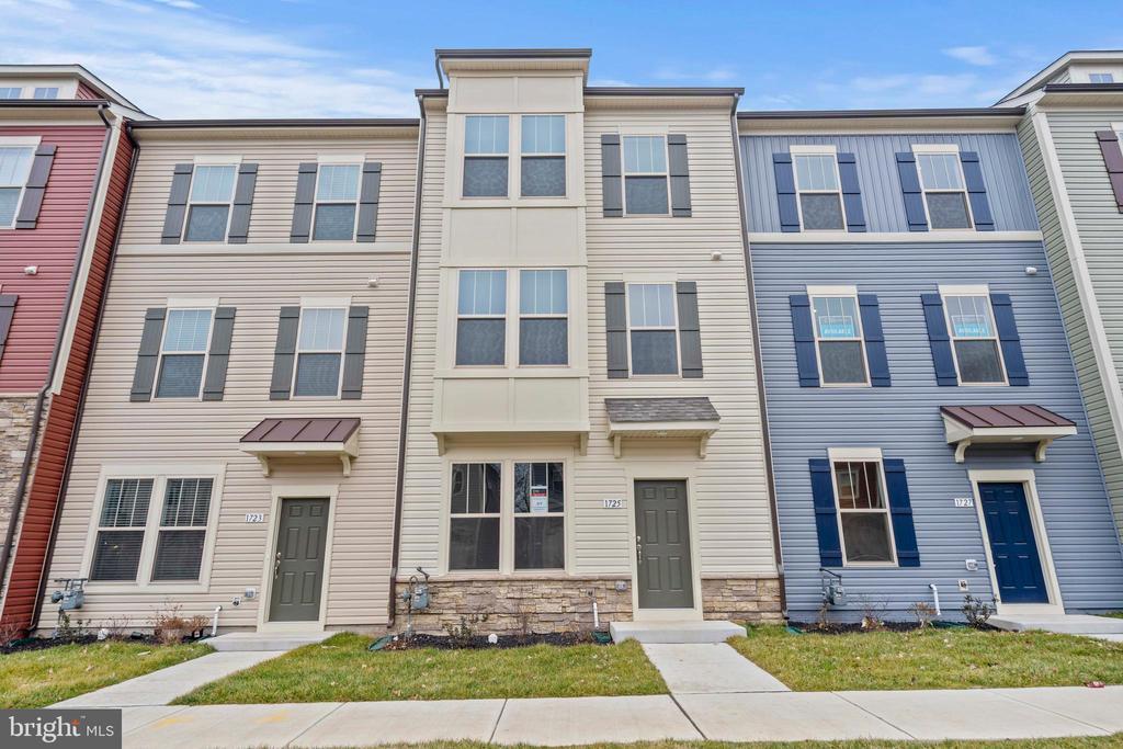 1725 Evansberry Dr in Frederick, MD - Building Photo