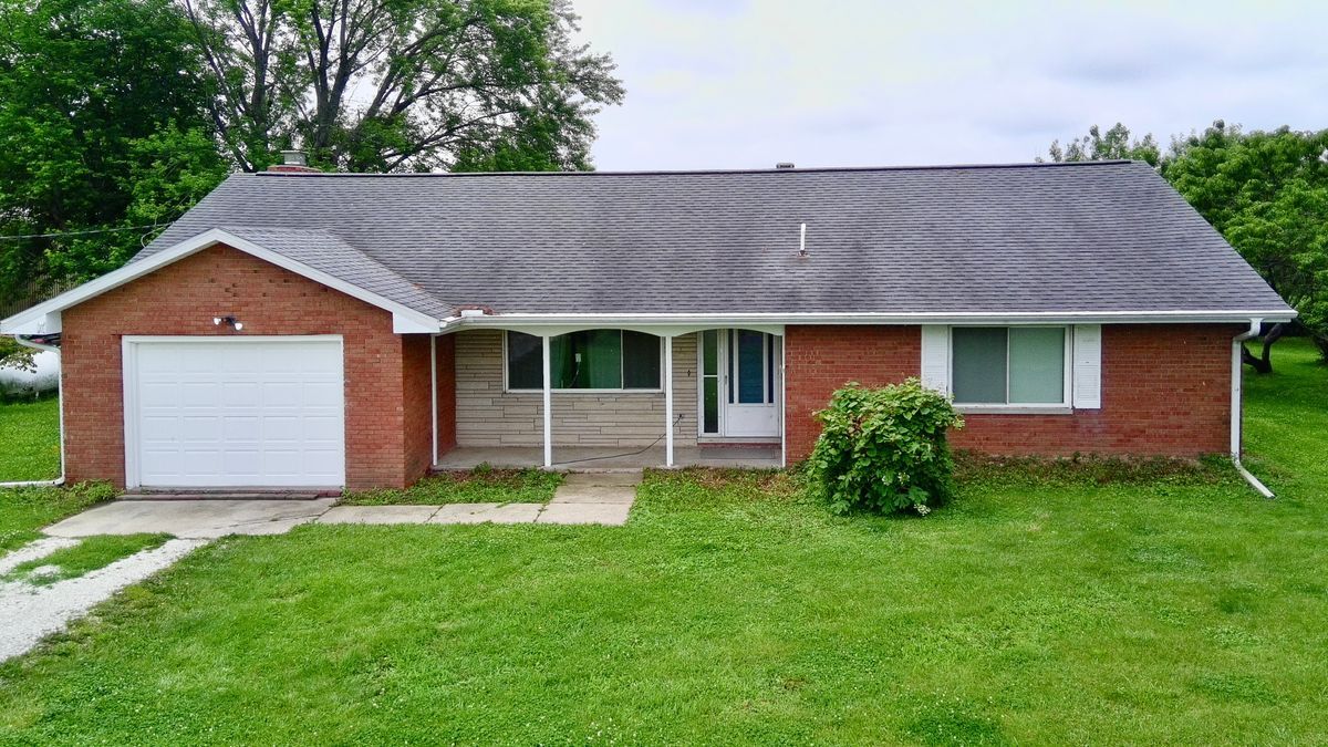16118 W Pleasant Grove Rd in Trivoli, IL - Foto de edificio