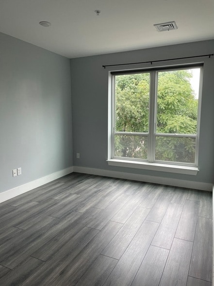 55 W Fifth St, Unit 309 in Boston, MA - Foto de edificio - Building Photo