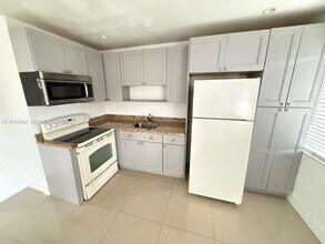 101 NE 41st St in Oakland Park, FL - Building Photo - Building Photo