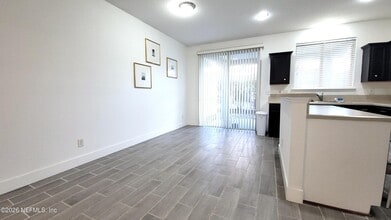 2303 Sunset Bluff Dr in Jacksonville, FL - Building Photo - Building Photo