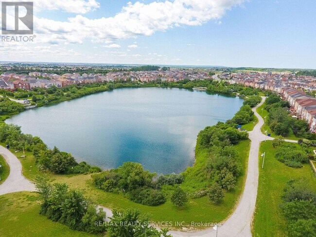 4 Rocky Point Crescent in Brampton, ON - Building Photo - Building Photo