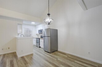 6803 Woodhue Dr in Austin, TX - Building Photo - Building Photo