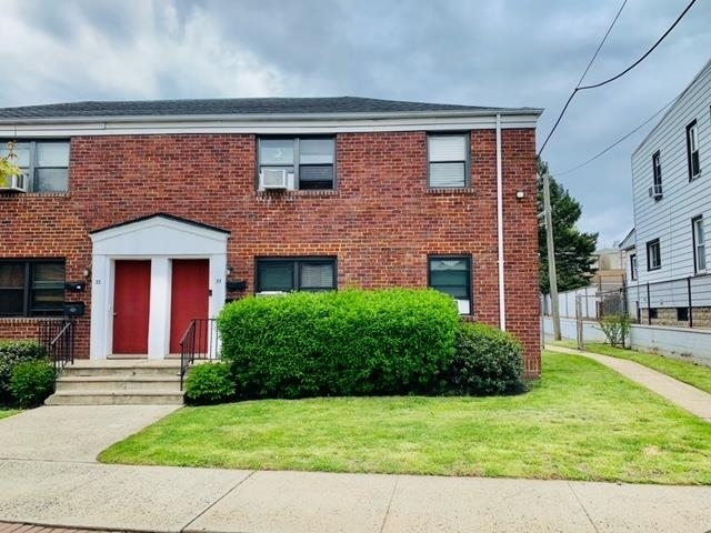 35 Garretson Ave-Unit -1 in Bayonne, NJ - Foto de edificio - Building Photo