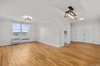 1 Oakridge Pl in Eastchester, NY - Building Photo - Building Photo