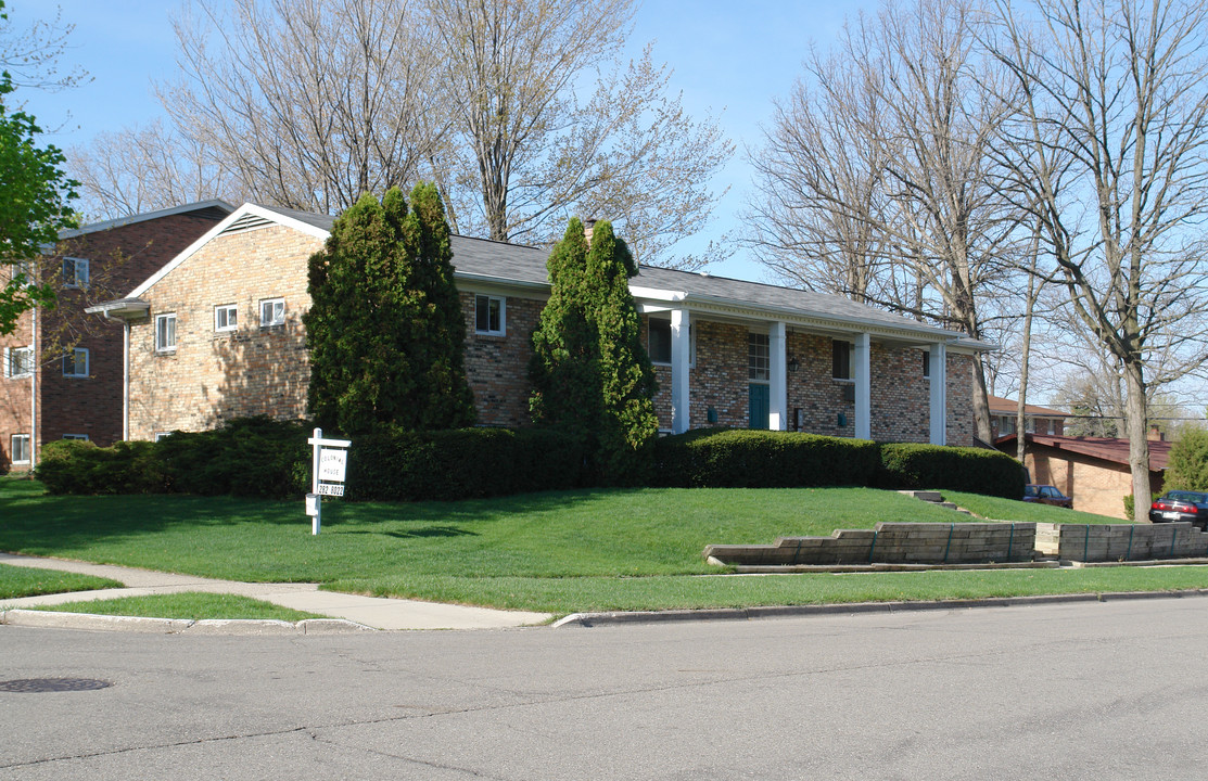 Colonial House in Lansing, MI - Building Photo