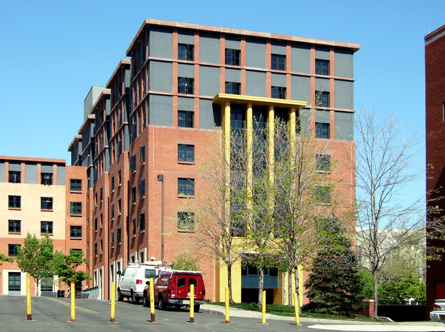 Laurel Hall in Newark, NJ - Foto de edificio - Building Photo