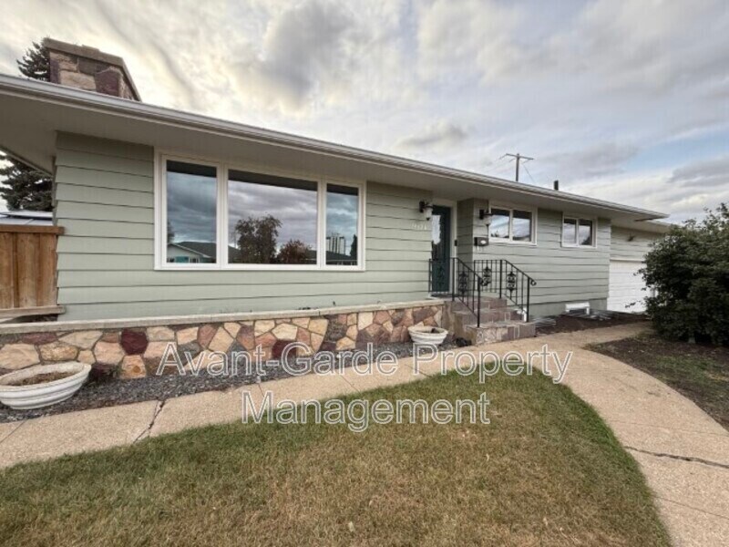 9824-9868 68 St NW in Edmonton, AB - Building Photo