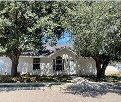 9 La Mancha Dr in Edinburg, TX - Building Photo