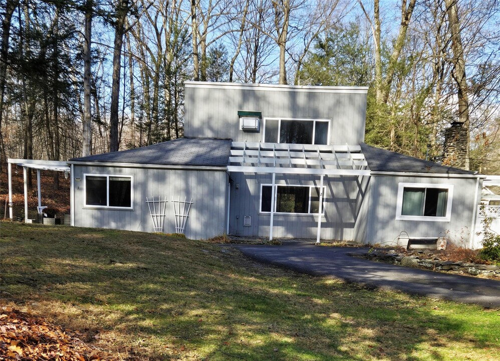 25 Peacock Rd in Rhinebeck, NY - Building Photo