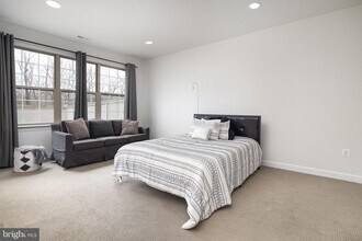 7933 Turtle Crk Cir in Gainesville, VA - Building Photo - Building Photo