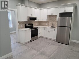 427 Colborne St in Brantford, ON - Building Photo