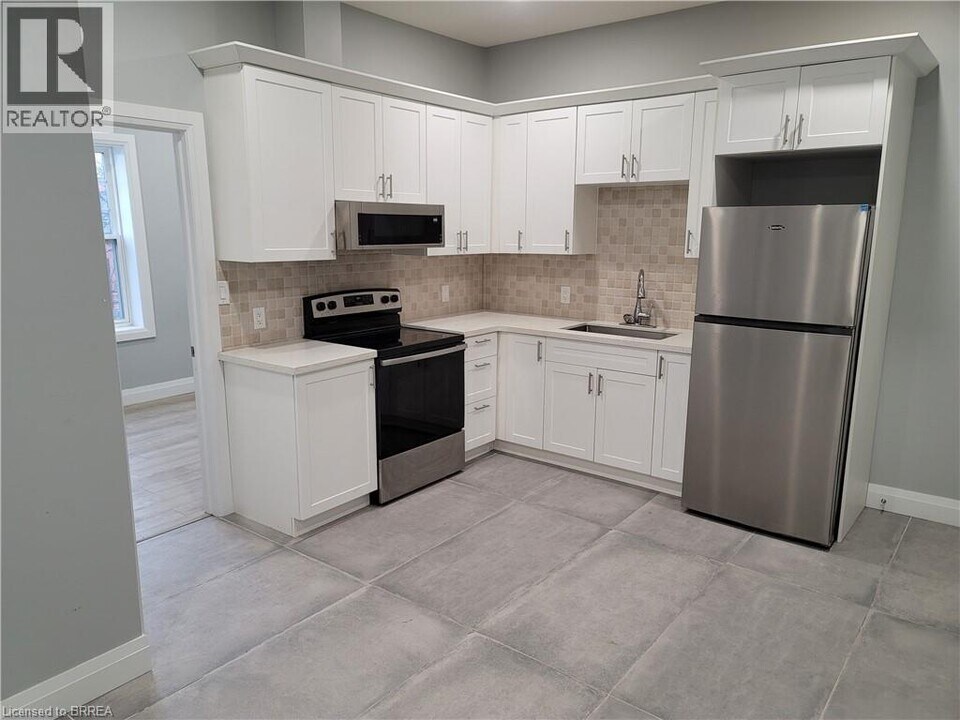 427 Colborne St in Brantford, ON - Building Photo