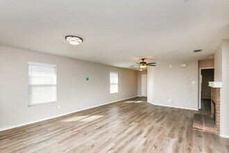 1433 Lauren Dr in Burleson, TX - Foto de edificio - Building Photo