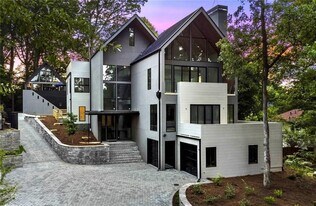 1033 Reeder Cir NE in Atlanta, GA - Building Photo
