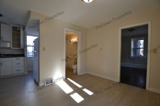 811 N Center St, Unit 1 in Joliet, IL - Building Photo - Building Photo