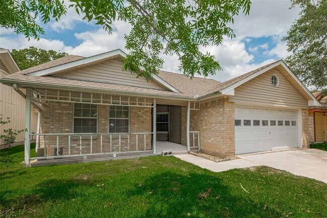 15934 Barbarossa Dr in Houston, TX - Foto de edificio - Building Photo