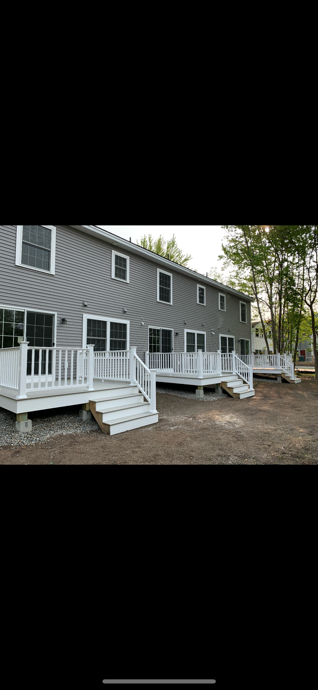 94 Lincoln St, Unit 1 in Saco, ME - Foto de edificio - Building Photo