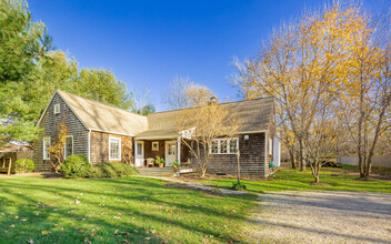 34 School St in East Hampton, NY - Building Photo - Building Photo