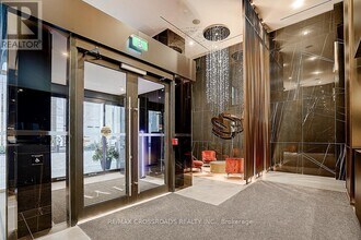 11 Yorkville Ave in Toronto, ON - Building Photo - Building Photo