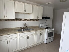 1821 E Main St in Waterbury, CT - Building Photo