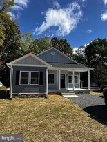 38 Meadow View Ln in Colonial Beach, VA - Building Photo