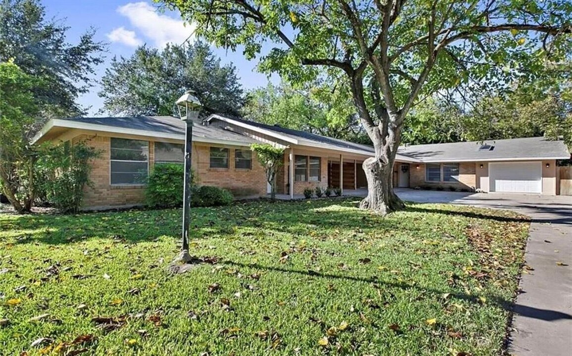 6110 Bullard Dr in Austin, TX - Building Photo