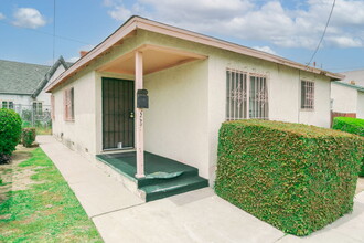 12653 S Hoover St in Los Angeles, CA - Building Photo - Building Photo