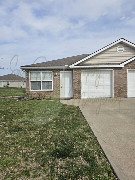 209 NW Sni-A-Bar Dr in Grain Valley, MO - Building Photo