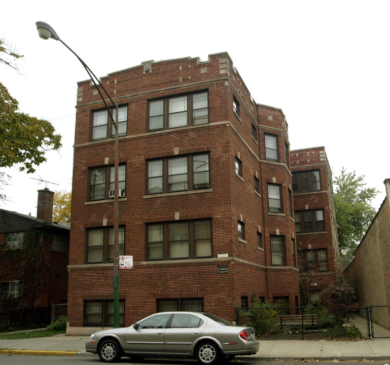 7226 N Rogers Ave in Chicago, IL - Building Photo