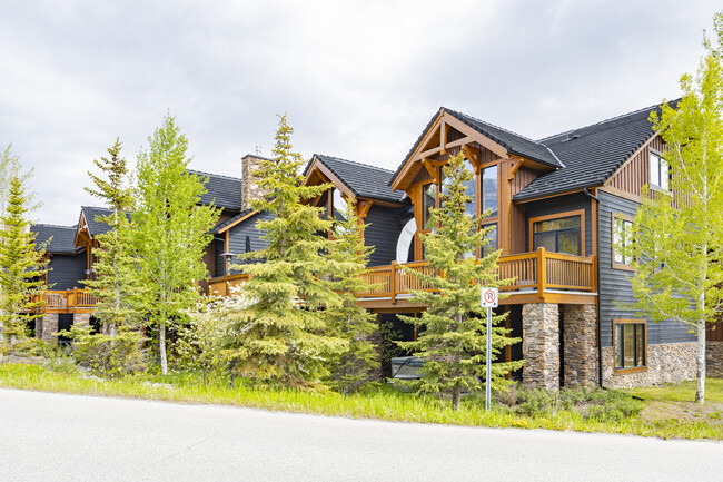 102 Armstrong Pl in Canmore, AB - Building Photo - Building Photo