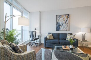 8 York St in Toronto, ON - Building Photo