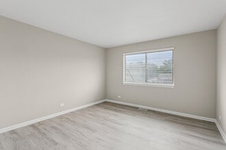 4 Tower Ct in Downers Grove, IL - Building Photo - Building Photo