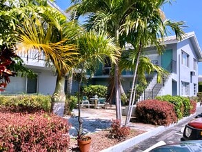 Oasis Apartments in Fort Lauderdale, FL - Building Photo - Building Photo