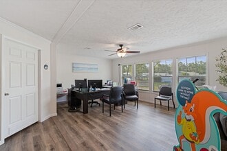 Paradise Village in Jacksonville, FL - Foto de edificio - Building Photo