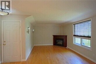 632 Columbia Forest Blvd in Waterloo, ON - Building Photo - Building Photo