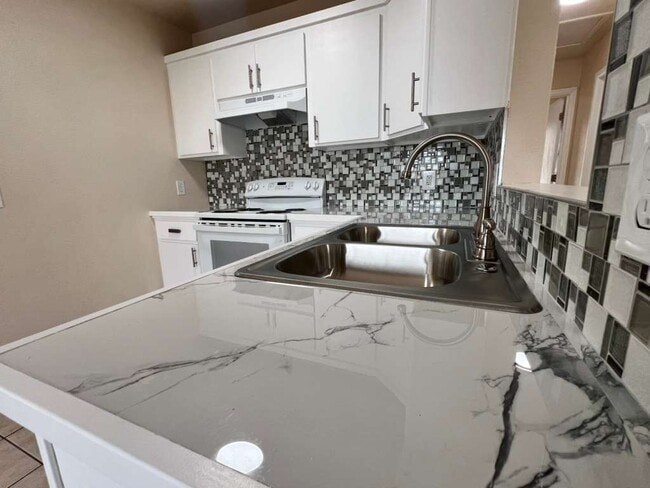 Alex Apartments in Brownsville, TX - Foto de edificio - Building Photo