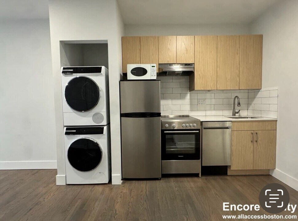 252 Newbury St, Unit 10 in Boston, MA - Foto de edificio