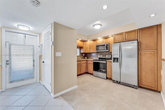 9811 N Hollybrook Lake Dr in Pembroke Pines, FL - Building Photo - Building Photo