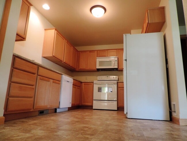 306 Adeline Dr in Stanley, ND - Building Photo - Building Photo