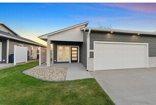 517 Oxford Ave in Harrisburg, SD - Building Photo