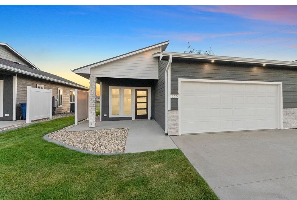 517 Oxford Ave in Harrisburg, SD - Building Photo