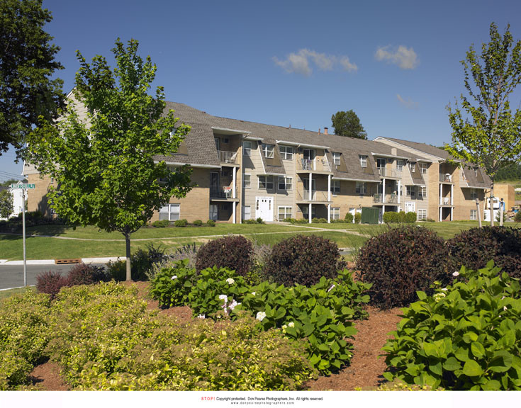 Sutton Hill Apartments in Middletown, NY - Building Photo