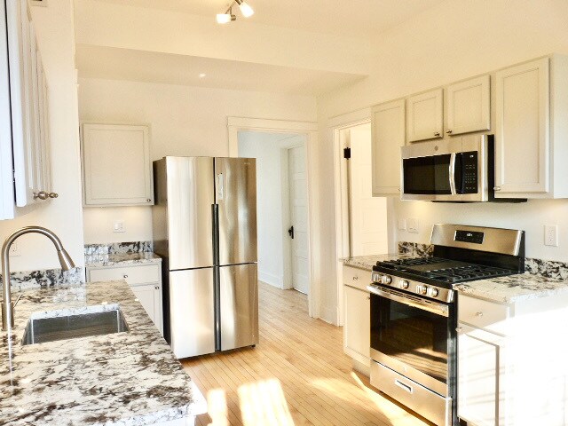2541 W Belden Ave, Unit 2