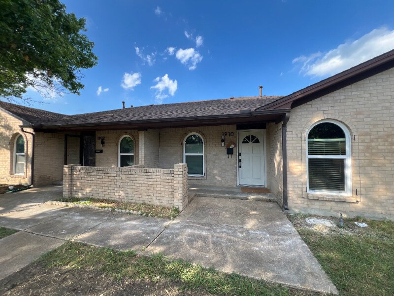 1910 N Floyd Rd in Richardson, TX - Building Photo