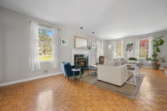 10 Old Forge Rd in Greenwich, CT - Building Photo - Building Photo