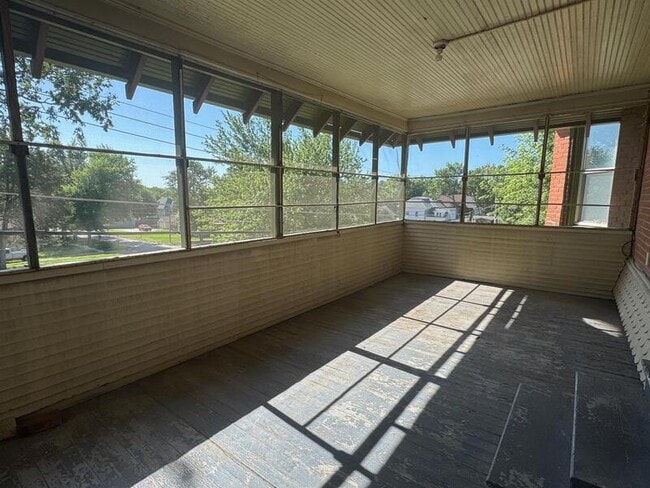 property at 424 W 8th St